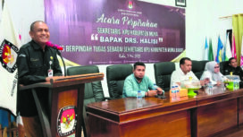 Mantan Sekretaris KPU Muna Halisi memberikan sambutan dalam acara perpisahan di Aula KPU Muna, Rabu (7/5). FOTO: Ahmad