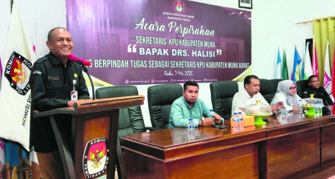 
 Mantan Sekretaris KPU Muna Halisi memberikan sambutan dalam acara perpisahan di Aula KPU Muna, Rabu (7/5). FOTO: Ahmad