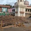 Bupati Muna, Bachrun Labuta akhirnya memerintahkan Satpol PP untuk membongkar bangunan fondasi Indomaret yang berada di area parkiran Masjid Baitul Makmur. FOTO: Ahmad