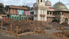 Bupati Muna, Bachrun Labuta akhirnya memerintahkan Satpol PP untuk membongkar bangunan fondasi Indomaret yang berada di area parkiran Masjid Baitul Makmur. FOTO: Ahmad