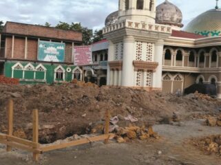 Bupati Muna, Bachrun Labuta akhirnya memerintahkan Satpol PP untuk membongkar bangunan fondasi Indomaret yang berada di area parkiran Masjid Baitul Makmur. FOTO: Ahmad