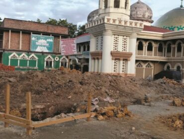 Bupati Muna, Bachrun Labuta akhirnya memerintahkan Satpol PP untuk membongkar bangunan fondasi Indomaret yang berada di area parkiran Masjid Baitul Makmur. FOTO: Ahmad