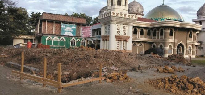 
 Bupati Muna, Bachrun Labuta akhirnya memerintahkan Satpol PP untuk membongkar bangunan fondasi Indomaret yang berada di area parkiran Masjid Baitul Makmur. FOTO: Ahmad