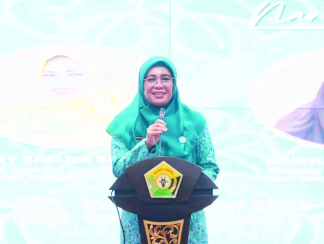 
 Ketua Tim Penggerak PKK Provinsi Sulawesi Tenggara, Arinta Andi Sumangerukka, membuka kegiatan Training of Trainers (TOT) Pengembangan Etika Kepribadian yang diikuti oleh ibu-ibu Pengurus PKK serta para tenaga pendidik, Kamis (8/5). FOTO: Endra/