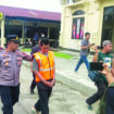 Pelaku pembunuhan berinisial AA (57) saat digelandang kepolisian Polsek Baruga. FOTO: Endra