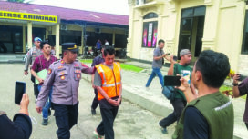 Pelaku pembunuhan berinisial AA (57) saat digelandang kepolisian Polsek Baruga. FOTO: Endra