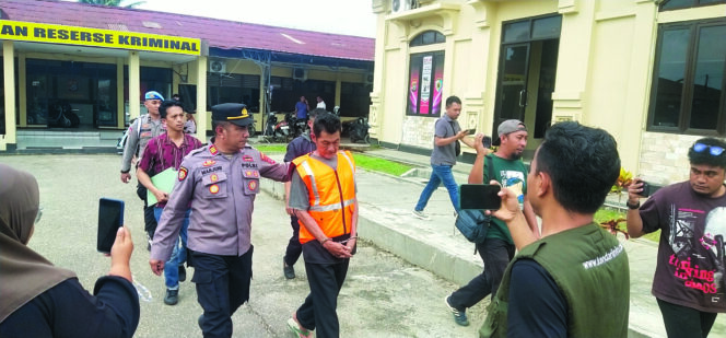 
 Pelaku pembunuhan berinisial AA (57) saat digelandang kepolisian Polsek Baruga. FOTO: Endra