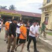 Seorang pemuda berinisial A (18) diamankan aparat kepolisian setelah tertangkap tangan membongkar trafo listrik di Jalan KS Tubun, Kota Kendari. FOTO: Endra