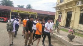 Seorang pemuda berinisial A (18) diamankan aparat kepolisian setelah tertangkap tangan membongkar trafo listrik di Jalan KS Tubun, Kota Kendari. FOTO: Endra