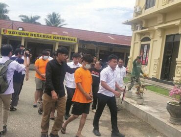 Seorang pemuda berinisial A (18) diamankan aparat kepolisian setelah tertangkap tangan membongkar trafo listrik di Jalan KS Tubun, Kota Kendari. FOTO: Endra