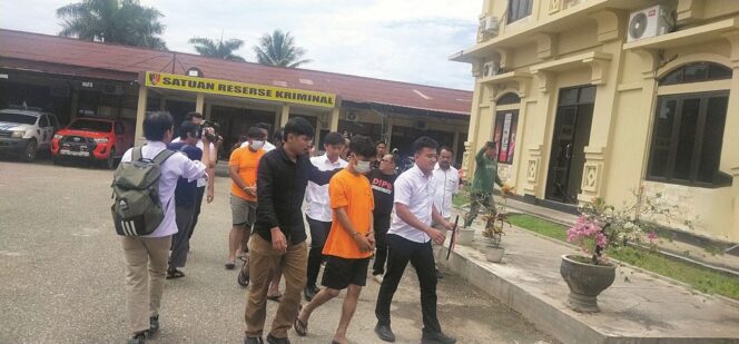 
 Seorang pemuda berinisial A (18) diamankan aparat kepolisian setelah tertangkap tangan membongkar trafo listrik di Jalan KS Tubun, Kota Kendari. FOTO: Endra