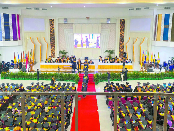 
 Sebanyak 1.588 mahasiswa Universitas Halu Oleo (UHO) Kendari lulusan periode Januari sampai April 2025, mengikuti wisuda gelombang kedua di Auditorium UHO pada Rabu (7/5). FOTO: Endra