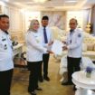 Wali Kota Kendari, Siska Karina Imran saat menyerahkan SK kepada lima Plt Kepala OPD. Foto: Kadamu