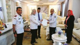Wali Kota Kendari, Siska Karina Imran saat menyerahkan SK kepada lima Plt Kepala OPD. Foto: Kadamu