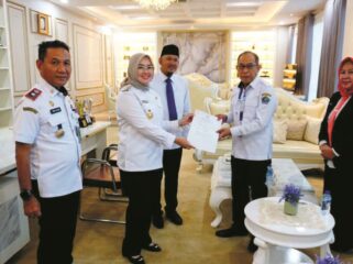 Wali Kota Kendari, Siska Karina Imran saat menyerahkan SK kepada lima Plt Kepala OPD. Foto: Kadamu