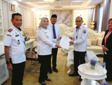 Wali Kota Kendari, Siska Karina Imran saat menyerahkan SK kepada lima Plt Kepala OPD. Foto: Kadamu