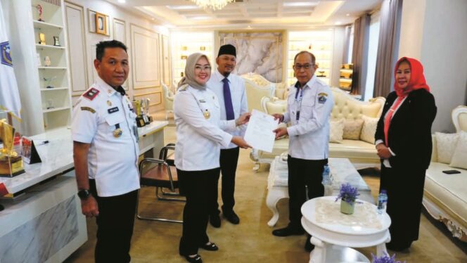 
 Wali Kota Kendari, Siska Karina Imran saat menyerahkan SK kepada lima Plt Kepala OPD. Foto: Kadamu