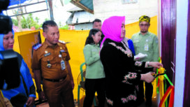 Wali Kota Kendari Siska Karina Imran meluncurkan program bedah rumah atau bantuan bedah rumah yang tidak layak huni. FOTO: Ist