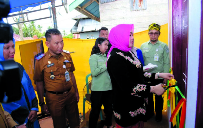 
 Wali Kota Kendari Siska Karina Imran meluncurkan program bedah rumah atau bantuan bedah rumah yang tidak layak huni. FOTO: Ist
