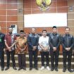 Pj Bupati Kolaka Muhammad Fadlansyah (keempat kanan), Ketua DPRD Kolaka I Ketut Arjana (kelima kiri), Wakil Ketua DPRD Syaifullah Halik (ketiga kanan), Wakil Bupati Kolaka terpilih H. Husmaluddin (kelima kanan), Pj Sekda Ramli H. Sima (kedua kanan), mantan Wakil Bupati Kopaka Amir Sahaka (keempat kiri) dan jajaran Forkopimda pose bersama usai rapat paripurna penetapan bupati dan wakil bupati terpilih di Gedung DPRD Kolaka, Kamis (16/1). FOTO: Humas DPRD Kolaka
