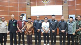 Pj Bupati Kolaka Muhammad Fadlansyah (keempat kanan), Ketua DPRD Kolaka I Ketut Arjana (kelima kiri), Wakil Ketua DPRD Syaifullah Halik (ketiga kanan), Wakil Bupati Kolaka terpilih H. Husmaluddin (kelima kanan), Pj Sekda Ramli H. Sima (kedua kanan), mantan Wakil Bupati Kopaka Amir Sahaka (keempat kiri) dan jajaran Forkopimda pose bersama usai rapat paripurna penetapan bupati dan wakil bupati terpilih di Gedung DPRD Kolaka, Kamis (16/1). FOTO: Humas DPRD Kolaka
