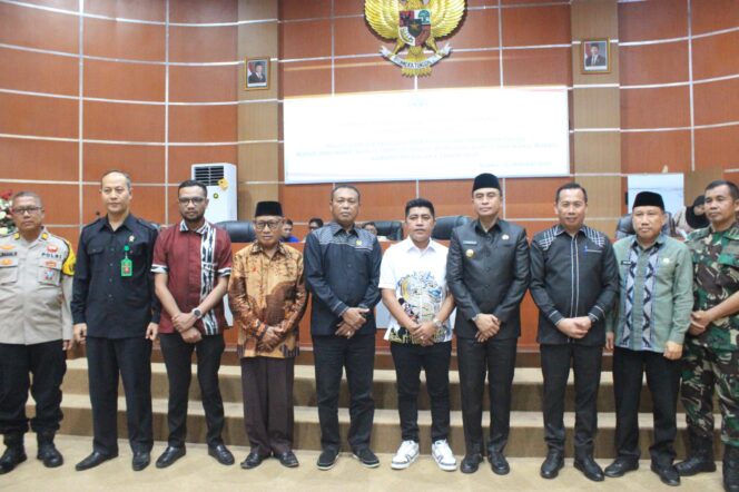 
 Pj Bupati Kolaka Muhammad Fadlansyah (keempat kanan), Ketua DPRD Kolaka I Ketut Arjana (kelima kiri), Wakil Ketua DPRD Syaifullah Halik (ketiga kanan), Wakil Bupati Kolaka terpilih H. Husmaluddin (kelima kanan), Pj Sekda Ramli H. Sima (kedua kanan), mantan Wakil Bupati Kopaka Amir Sahaka (keempat kiri) dan jajaran Forkopimda pose bersama usai rapat paripurna penetapan bupati dan wakil bupati terpilih di Gedung DPRD Kolaka, Kamis (16/1). FOTO: Humas DPRD Kolaka
