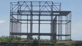 Kondisi gedung tiga lantai di kawasan kota baru Motewe yang kembali dianggarkan sebesar Rp 10 miliar. FOTO: Ahmad/ Kolaka Pos