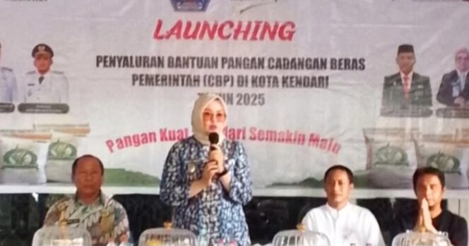 
 44.640 Warga Kendari Terima Bantuan Beras