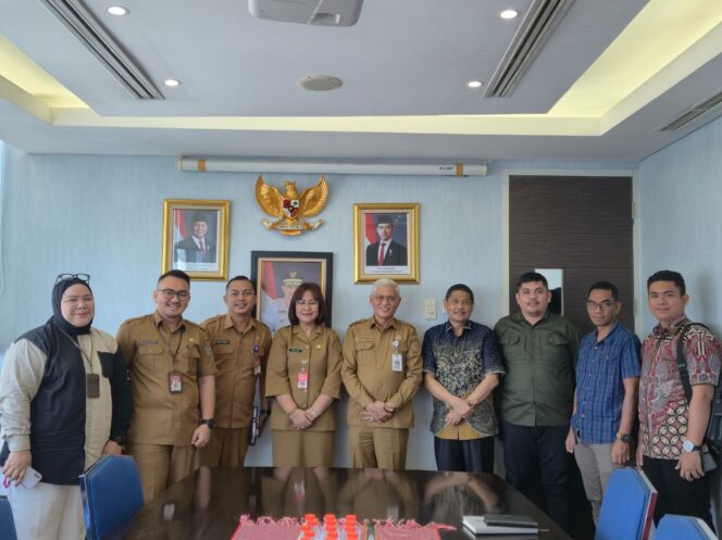 
 Sekda Sultra, Drs. H. Asrun Lio, M.Hum, Ph.D, mewakili Gubernur Sultra, Mayjen TNI (Purn) Andi Sumangerukka saat menghadiri Rapat Persiapan Rakornas Produk Hukum Daerah Tahun 2025 di Provinsi Sultra. Nampak Sekda Sultra bersama Direktur Produk Hukum Daerah Ditjen Otonomi Daerah Kemendagri RI, Imelda, bertempat di Ditjen Otdan Kemendagri RI, Jakarta Pusat. Foto Setda Sultra