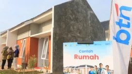 Calon pembeli berjalan di dekat rumah subsidi untuk program rumah bagi tenaga kesehatan Indonesia di Puri Delta Asri 9, Sawah Darupono, Kendal, Jawa Tengah. (Nur Chamim/Jawa Pos Radar Semarang