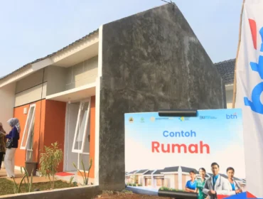Calon pembeli berjalan di dekat rumah subsidi untuk program rumah bagi tenaga kesehatan Indonesia di Puri Delta Asri 9, Sawah Darupono, Kendal, Jawa Tengah. (Nur Chamim/Jawa Pos Radar Semarang