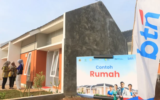 
 Calon pembeli berjalan di dekat rumah subsidi untuk program rumah bagi tenaga kesehatan Indonesia di Puri Delta Asri 9, Sawah Darupono, Kendal, Jawa Tengah. (Nur Chamim/Jawa Pos Radar Semarang