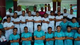 upati Kolaka dan Wakil Bupati untuk turun langsung ke lapangan hijau dalam rangka memeriahkan peringatan Hari Ulang Tahun ke-80 Kemerdekaan Republik Indonesia. Pertandingan persahabatan tersebut mempertemukan Tim Forkopimda melawan tim gabungan sejumlah perusahaan, di antaranya PT Ceria Nugraha Indotama, PT Antam, dan perusahaan lain.
DISKOMINFO KOLAKA