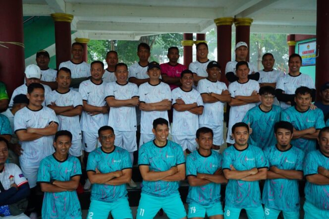 
 upati Kolaka dan Wakil Bupati untuk turun langsung ke lapangan hijau dalam rangka memeriahkan peringatan Hari Ulang Tahun ke-80 Kemerdekaan Republik Indonesia.  Pertandingan persahabatan tersebut mempertemukan Tim Forkopimda melawan tim gabungan sejumlah perusahaan, di antaranya PT Ceria Nugraha Indotama, PT Antam, dan perusahaan lain. 
DISKOMINFO KOLAKA