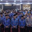 Sekda Sultra Asrun Lio bersama Bupati dan Wakil Bupati Kolaka foto bersama dengan pengurus KORPRI Kolaka. Foto Diskominfo Kolaka