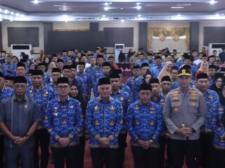 Sekda Sultra Asrun Lio bersama Bupati dan Wakil Bupati Kolaka foto bersama dengan pengurus KORPRI Kolaka. Foto Diskominfo Kolaka