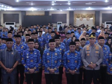 Sekda Sultra Asrun Lio bersama Bupati dan Wakil Bupati Kolaka foto bersama dengan pengurus KORPRI Kolaka. Foto Diskominfo Kolaka