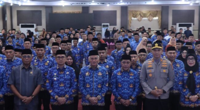Sekda Sultra Asrun Lio bersama Bupati dan Wakil Bupati Kolaka foto bersama dengan pengurus KORPRI Kolaka. Foto Diskominfo Kolaka