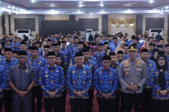 
 Sekda Sultra Asrun Lio bersama Bupati dan Wakil Bupati Kolaka foto bersama dengan pengurus KORPRI Kolaka. Foto Diskominfo Kolaka