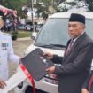Bupati dan Wakil Bupati saat menyerahkan secara simbolis mobil  antar jemput siswa