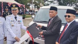 Bupati dan Wakil Bupati saat menyerahkan secara simbolis mobil  antar jemput siswa