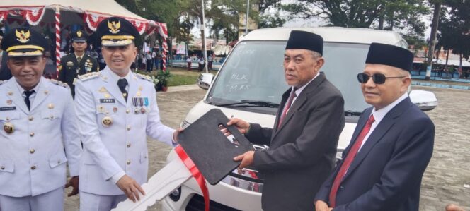 
 Bupati dan Wakil Bupati saat menyerahkan secara simbolis mobil  antar jemput siswa