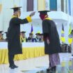 Rektor UHO, Prof. Armid, resmi mewisuda 954 lulusan periode April-Juli 2025 di Auditorium Mokodompit, Selasa (5/7). FOTO: Endra/ Kolaka Pos