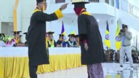 Rektor UHO, Prof. Armid, resmi mewisuda 954 lulusan periode April-Juli 2025 di Auditorium Mokodompit, Selasa (5/7). FOTO: Endra/ Kolaka Pos