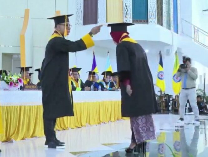 
 Rektor UHO, Prof. Armid, resmi mewisuda 954 lulusan periode April-Juli 2025 di Auditorium Mokodompit, Selasa (5/7). FOTO: Endra/ Kolaka Pos