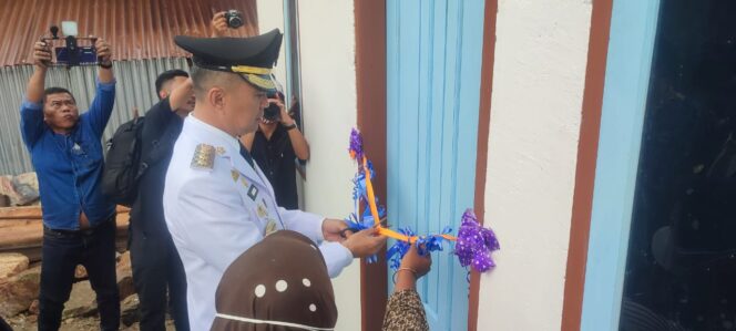 
 Bupati Amri Serahkan Bantuan Rumah Korban kebakaran di Dawi-dawi