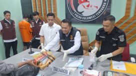 Ketgam: Direktur Reserse Narkoba Polda Sultra, Kombes Pol Bambang Sukmo Wibowo saat memperlihatkan barang bukti. Foto Kadamu/Kolaka Pos