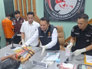 Ketgam: Direktur Reserse Narkoba Polda Sultra, Kombes Pol Bambang Sukmo Wibowo saat memperlihatkan barang bukti. Foto Kadamu/Kolaka Pos