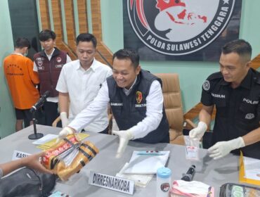 Ketgam: Direktur Reserse Narkoba Polda Sultra, Kombes Pol Bambang Sukmo Wibowo saat memperlihatkan barang bukti. Foto Kadamu/Kolaka Pos