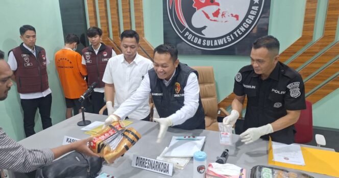 
 Ketgam: Direktur Reserse Narkoba Polda Sultra, Kombes Pol Bambang Sukmo Wibowo saat memperlihatkan barang bukti. Foto Kadamu/Kolaka Pos